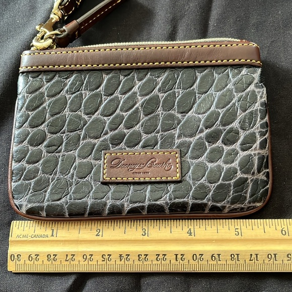Quality Dooney and Bourke wristlet, leather, excellent condition - Picture 9 of 10